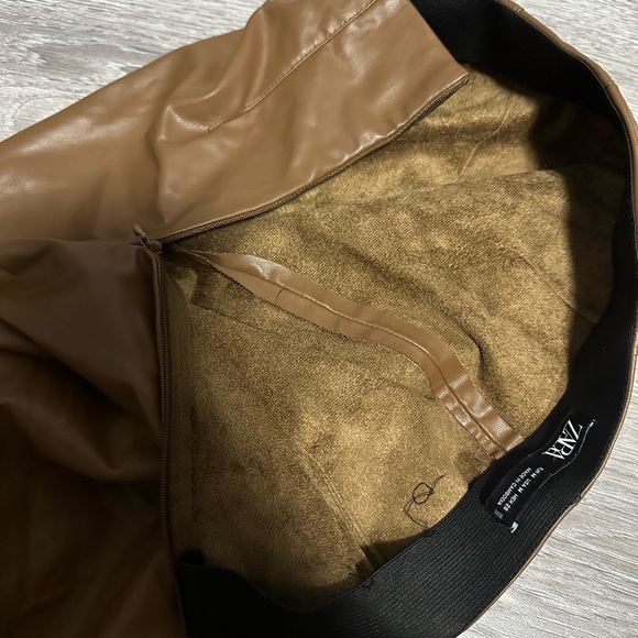 Zara leather pants with zipper on side medium size - Picture 3 of 4